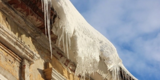На Кутякова женщина пострадала из-за падения снега с крыши здания На Кутякова женщина пострадала из-за падения снега с крыши здания