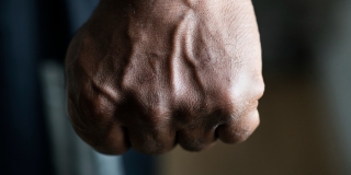 Ершовец избил 88-летнюю мать и душил ее подушкой. Вынесен приговор Ершовец избил 88-летнюю мать и душил ее подушкой. Вынесен приговор