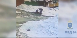 В Волжском районе женщина помогла упавшей пенсионерке и похитила у нее золото В Волжском районе женщина помогла упавшей пенсионерке и похитила у нее золото