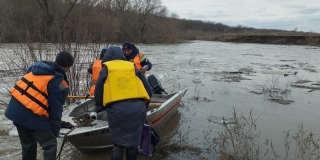 В Балаковском районе произошел перелив плотины: организована лодочная переправа В Балаковском районе произошел перелив плотины: организована лодочная переправа