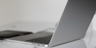 В Энгельсе работник ПВЗ крал ноутбуки и отправлял на склады коробки с носками В Энгельсе работник ПВЗ крал ноутбуки и отправлял на склады коробки с носками