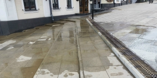 Улицу Волжскую затапливает из-за коммунальной аварии Улицу Волжскую затапливает из-за коммунальной аварии