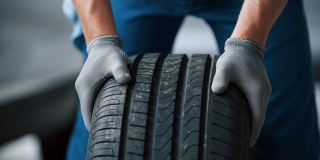 Саратовец решил поменять шины на своем авто и снял колеса с чужой «ГАЗели» Саратовец решил поменять шины на своем авто и снял колеса с чужой «ГАЗели»