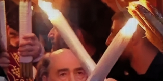 Благодатный огонь сошел в храм Гроба Господня Благодатный огонь сошел в храм Гроба Господня