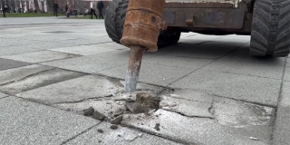 На площади Кирова начали проводить замену тротуарной плитки На площади Кирова начали проводить замену тротуарной плитки