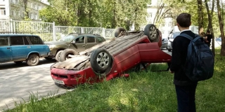 В Заводском районе иномарка перевернулась на крышу В Заводском районе иномарка перевернулась на крышу