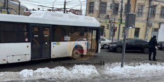 На углу Чернышевского и Московской автобус сбил пешехода. Полиция ищет очевидцев На углу Чернышевского и Московской автобус сбил пешехода. Полиция ищет очевидцев