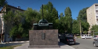 Возле танка на СХИ запретят остановку автомобилей Возле танка на СХИ запретят остановку автомобилей