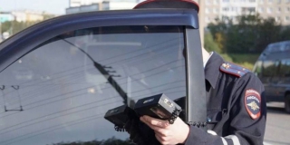 Саратовские инспекторы ГИБДД выявили за день более 100 фактов излишней тонировки Саратовские инспекторы ГИБДД выявили за день более 100 фактов излишней тонировки