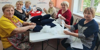 Мастерицы из Аркадака отправили на передовую участникам СВО партию подушек Мастерицы из Аркадака отправили на передовую участникам СВО партию подушек