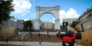 В Саратове от Триумфальной арки строят новый спуск к набережной В Саратове от Триумфальной арки строят новый спуск к набережной