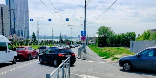 На Славянской площади изменили схему движения транспорта На Славянской площади изменили схему движения транспорта