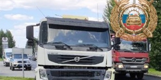 В Балаковском районе грузовик сбил дорожный знак и свалил его на прохожую В Балаковском районе грузовик сбил дорожный знак и свалил его на прохожую