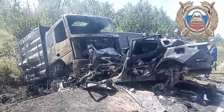В Балаковском районе легковушка и грузовик сгорели после ДТП. Один человек погиб В Балаковском районе легковушка и грузовик сгорели после ДТП. Один человек погиб