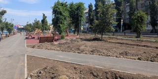 Обновленный сквер на Астраханской: саратовцы жалуются на отсутствие деревьев Обновленный сквер на Астраханской: саратовцы жалуются на отсутствие деревьев