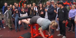 В Энгельсе прошла первая тренировка для жителей на территории нового фитнес-парка В Энгельсе прошла первая тренировка для жителей на территории нового фитнес-парка