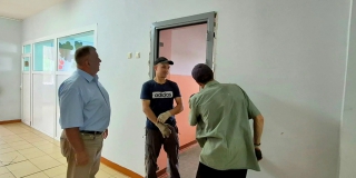 В Михайловском по региональной программе обновят 34 дверных проема в школе В Михайловском по региональной программе обновят 34 дверных проема в школе