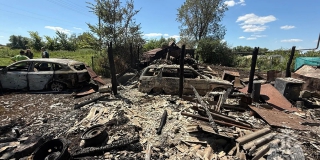 В селе под Калининском ночной пожар охватил дом, гараж и два автомобиля В селе под Калининском ночной пожар охватил дом, гараж и два автомобиля