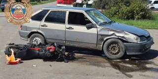 В Романовке 16-летний автомобилист и 17-летняя мотоциклистка устроили ДТП В Романовке 16-летний автомобилист и 17-летняя мотоциклистка устроили ДТП