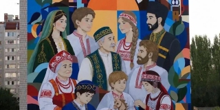 В Энгельсе полностью завершили мурал «Лица одной страны» для фестиваля искусства В Энгельсе полностью завершили мурал «Лица одной страны» для фестиваля искусства