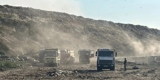В Энгельсе площадь тушения пожара на мусорном полигоне снизилась вдвое В Энгельсе площадь тушения пожара на мусорном полигоне снизилась вдвое