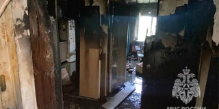 В Балакове из-за пожара в квартире с верхних этажей дома эвакуировали 10 человек В Балакове из-за пожара в квартире с верхних этажей дома эвакуировали 10 человек