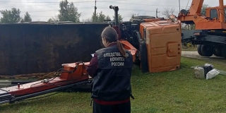 В Аткарске грузовик со столбами опрокинулся и придавил рабочего В Аткарске грузовик со столбами опрокинулся и придавил рабочего