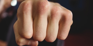 Энгельсит жестоко избил дядю из-за отказа поделиться долей в наследстве Энгельсит жестоко избил дядю из-за отказа поделиться долей в наследстве