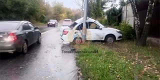 На Вешней водитель «Гранты» протаранил боком фонарный столб На Вешней водитель «Гранты» протаранил боком фонарный столб