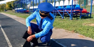 В Самойловке школьница травмировалась из-за дефекта на беговой дорожке В Самойловке школьница травмировалась из-за дефекта на беговой дорожке