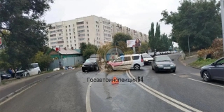 Столкнувшиеся на Большой Садовой легковушки в час пик перегородили дорогу Столкнувшиеся на Большой Садовой легковушки в час пик перегородили дорогу