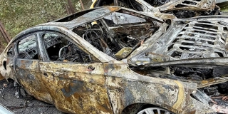 На Серова горели пять автомобилей на стихийной парковке во дворе дома На Серова горели пять автомобилей на стихийной парковке во дворе дома
