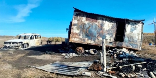 У Широкого Буерака сгорели два вагончика и автомобиль: обнаружен труп мужчины У Широкого Буерака сгорели два вагончика и автомобиль: обнаружен труп мужчины