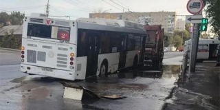 На Чернышевского автобус № 2Д провалился в коммунальную яму На Чернышевского автобус № 2Д провалился в коммунальную яму