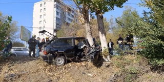На Ново-Астраханском шоссе «ВАЗ» въехал в дерево: один погиб, четверо ранены На Ново-Астраханском шоссе «ВАЗ» въехал в дерево: один погиб, четверо ранены