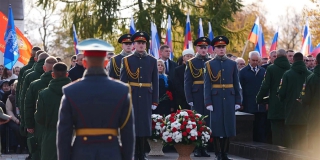 В Парке Победы на мемориал занесли новые имена героев СВО В Парке Победы на мемориал занесли новые имена героев СВО