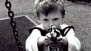 Школьник выстрелил в голову пятикласснику Школьник выстрелил в голову пятикласснику