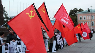 Коммунисты на демонстрации почтили память погибших при расстреле Белого дома