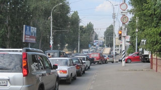 Для борьбы с пробками в Саратове предложено сократить ширину пешеходных зон