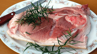 Мужчина погиб, подавившись во время ужина Мужчина погиб, подавившись во время ужина