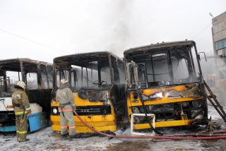 На пожаре в автопарке могли пострадать туристические автобусы 