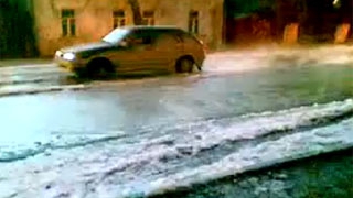 Центр Саратова затопило из-за прорыва воды у школы