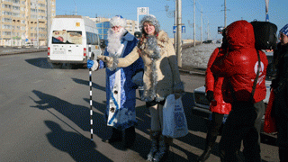 Автоинспекторы вышли к дороге в необычных костюмах Автоинспекторы вышли к дороге в необычных костюмах