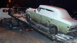 Автоинспекторы эвакуируют неправильно стоящие машины Автоинспекторы эвакуируют неправильно стоящие машины