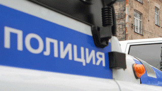 Хулиганы разбили стекло полицейской машины Хулиганы разбили стекло полицейской машины