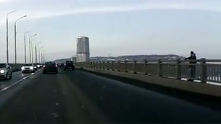 Полицейские помешали мужчине прыгнуть с моста Саратов-Энгельс