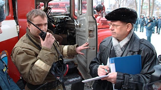 Директор цирка Кузьмин недоволен убедительностью своего кассира при «пожаре»