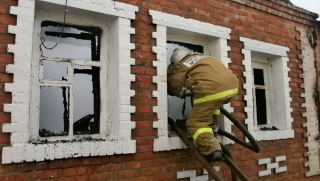 Саратовский пожарный вынес пенсионерку из горящего дома