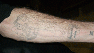 Подозреваемый в серии краж объяснил везение татуировкой «Джокер» Подозреваемый в серии краж объяснил везение татуировкой «Джокер»