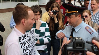 Экс-координатор СОИ задержан за плакат с «просьбой» к Путину 